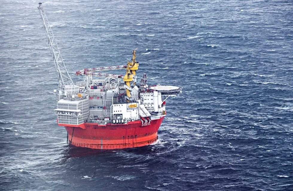 Boreriggen Goliat med supplyship i Barentshavet. Foto: Aleksander Nordahl