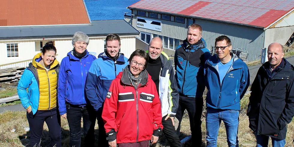 SAMARBEID: Prosjektleder Trude Tokle (foran) hadde samlet et kompetansetungt team til workshop på Myken for å drøfte mulighetene for å gjøre øysamfunnet selvforsynt med strøm i framtida. Fra venstre; Hilde Holdhus fra Greenstat/Greensight, Marit Mork fra Technip FCM, Kyrre Sundseth fra Sintef Industri, Roar Larsen fra Myken Destilleri, Tarjei Benum Solvang fra Nordlandsnett, Børge Nilsen Stafne fra Enova og Tomas Fiksdal fra Glomfjord Hydrogen/Greenstat.