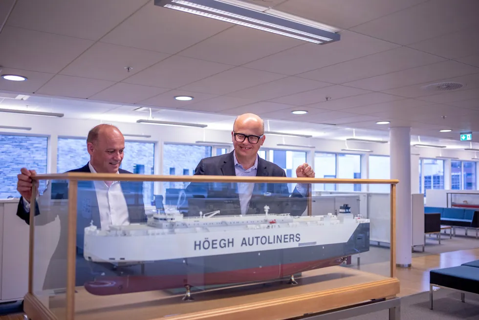 Styreleder Leif O. Høegh (til høyre) og administrerende direktør Andreas Enger i Höegh Autoliners.