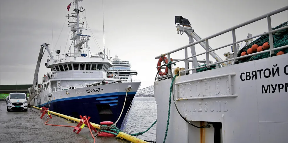 Mens andre russiske fartøy er utestengt fra norske havner, får russiske trålere fortsette å levere fisk i Nord-Norge.