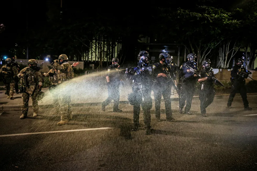 Føderale agenter, sendt til Portland av myndighetene i Washington, D.C., brukte tåregass mot demonstranter fredag kveld. Byens ordfører krever at agentene trekkes ut fra byen.