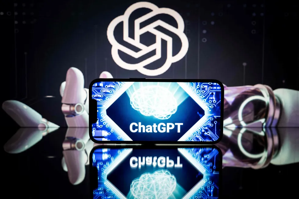 ChatGPT i aksjon: AI-roboten hjelper brukere, men skaper også utfordringer for selskaper og sikkerhet.