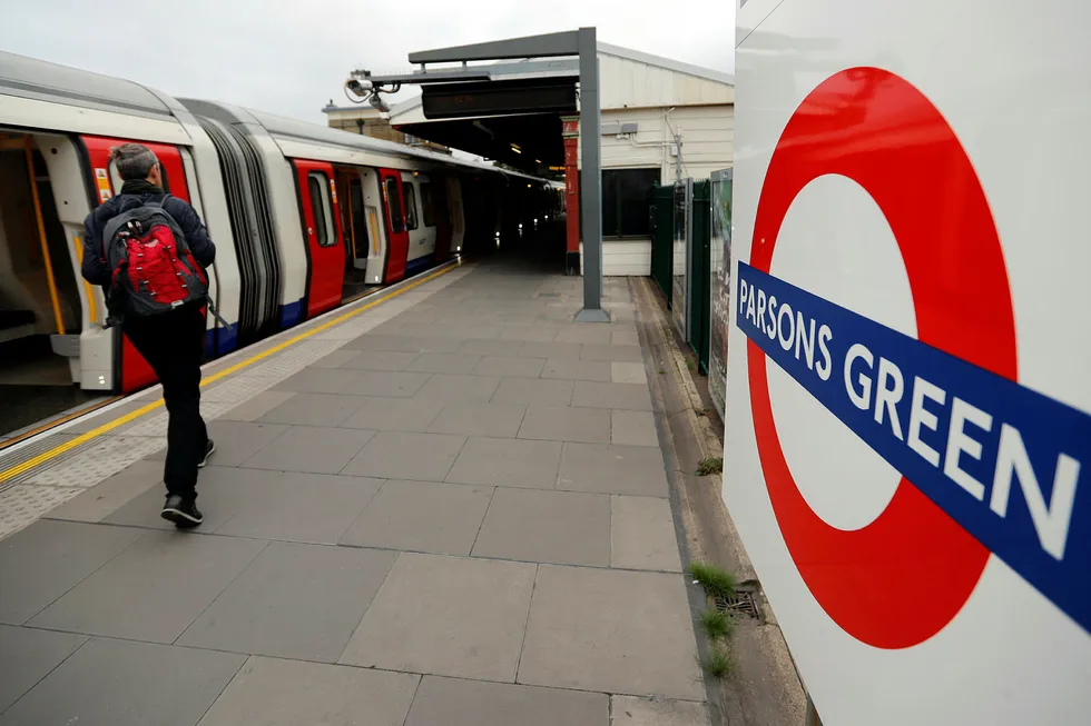 Britiske myndigheter har senket trusselnivået i Storbritannia etter at det ble hevet til høyeste nivå etter angrepet på T-banestasjonen Parsons Green fredag Foto: Frank Augstein, AP