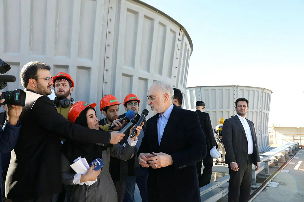 Sjefen for Irans atomenergiorganisasjon, Ali Akbar Salehi, intervjues av iranske medier utenfor atomanlegget i Arak i Iran. Søndag kunngjorde iranske myndigheter at de nå ser bort fra alle grenser som er satt for anriking av uran i atomavtalen fra 2015.
