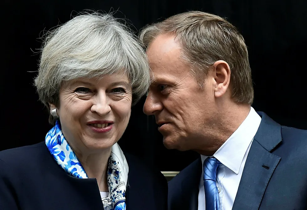 EU skjerper kravene til Storbritannia i forkant av de første brexit-forhandlingene. På bildet statsminister Theresa May og EUs president Donald Tusk under et tidligere møte i april. Foto: Hannah McKay/Reuters/NTB scanpix