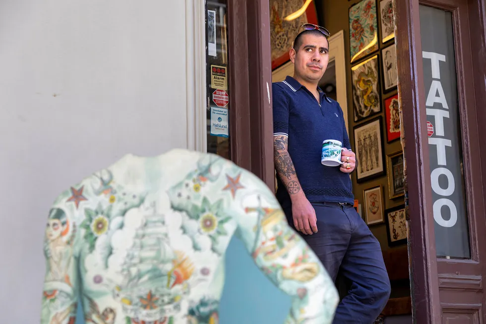 Dinson Purcell venter på at kundene skal komme tilbake til hans tatoveringsstudio sentralt i Oslo.