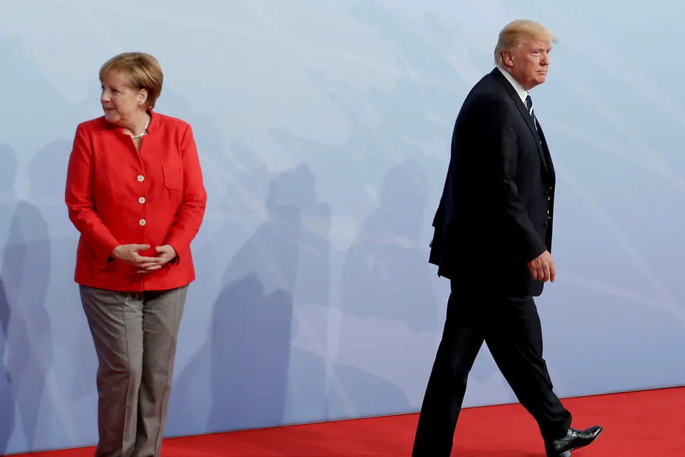 Tysklands statsminister Angela Merkel hilste på USA-president Donald Trump før første arbeidsmøte under G20-møtet i Hamburg fredag. Foto: IAN LANGSDON/ AFP PHOTO /NTB Scanpix