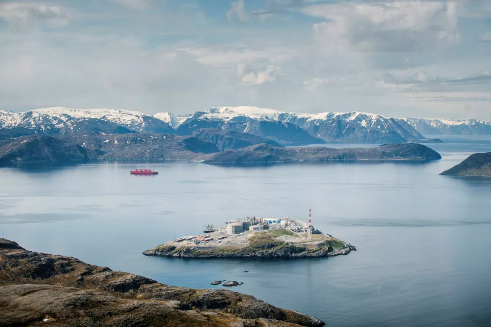 Innleggsforfatteren mener at Norge bør være en pådriver for å erstatte kullkraftverk med gasskraftverk. Bildet viser anlegget på Melkøya som mottar og prosesserer naturgass fra Snøhvitfeltet i Barentshavet. Foto: Marius Fiskum