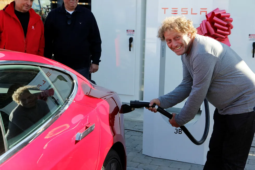 Her åpner Frederic Hauge Teslas superlader på Dombås i august 2013. Nå skal Tesla ta betalt for bruk av laderne for dem som kjøper ny bil og lader mer enn 400 kwh i året. Foto: Embret Sæter