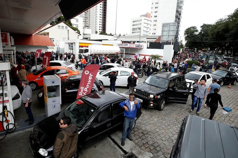 Lange køer i Brasil for å fylle drivstoff som følge av streiken blant landets lastebilsjåfører. Foto: Rodolfo Buhrer/Reuters/NTB Scanpix