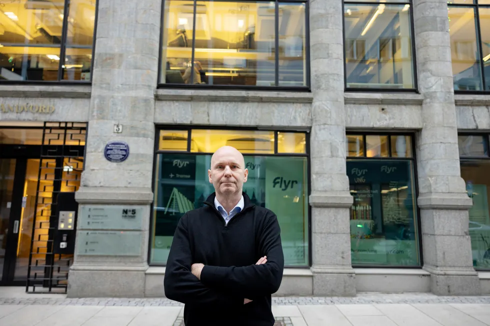 Brede Huser er ny sjef i Flyr, og har samtidig vært finansdirektør sidens selskapets oppstart. Her foran kontorene i Oslo sentrum.