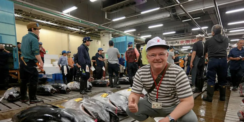 TIL KINA: Fiskeriminister Per Sandberg (Frp) drar til Kina for å åpne dørene for norsk laks. Her på et besøk i Tokyo, på fiskemarkedet Tsukiji.Arkivfoto: Lisa Nordøen, Nærings- og fiskeridepartementet