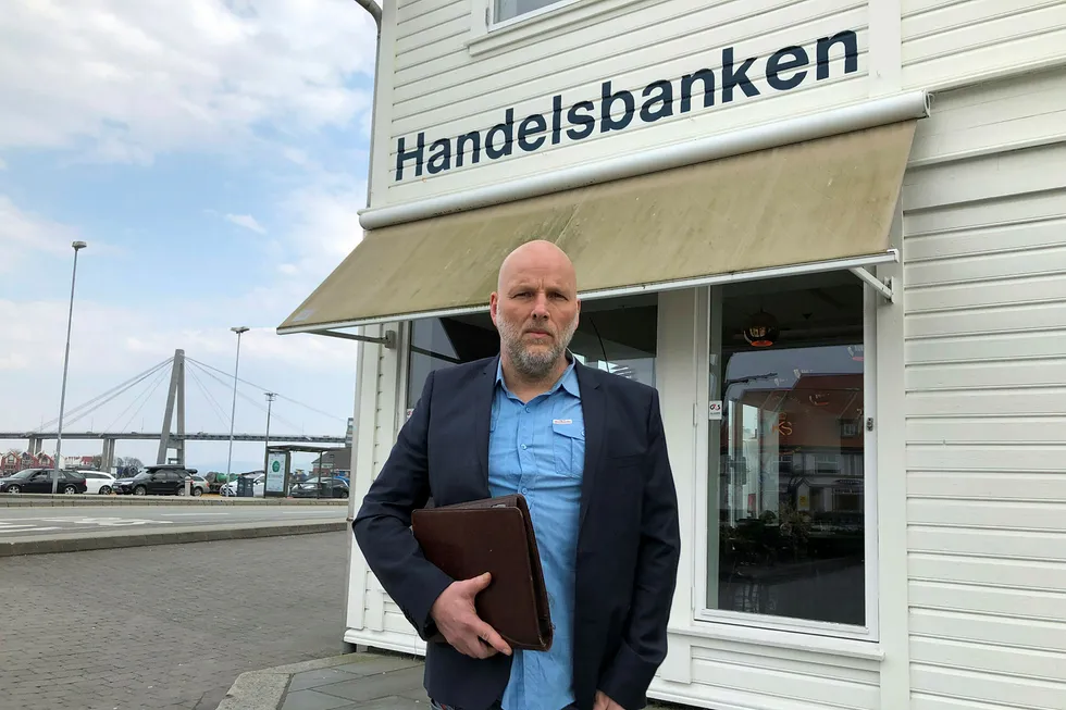 Bankkunde Jan Sølve Hapnes er blitt tilkjent nær åtte millioner i erstatning fra Handelsbanken i første rettsinstans. Her foran filialen i Stavanger.