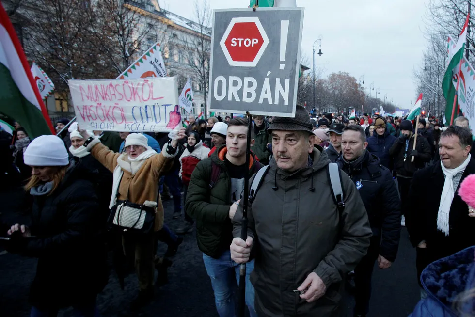 Demonstranter tok i midten av desember til gatene for å protestere mot de nye reglene for overtidsbruk.