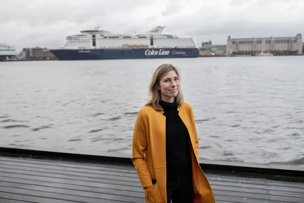 Eira Larsen van der Berg fotografert på Sørengkaia, foran et av skipene til selskapet hun ble permittert av i mars.