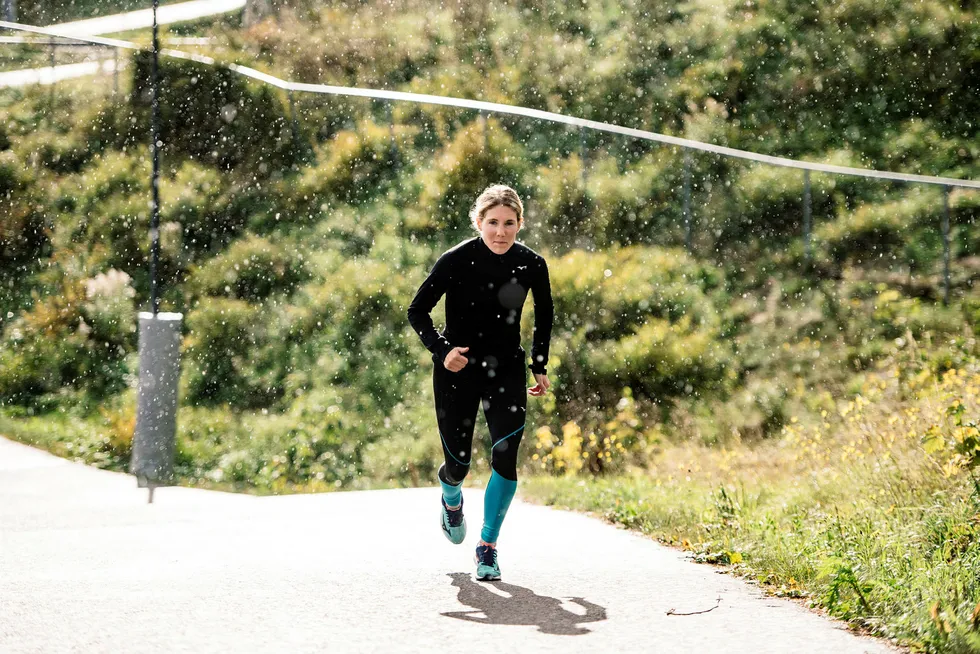 Maria Sagnes Wågan (26) har forbedret tiden på ti kilometer med syv minutter på fem år og løper nå milen på under 34 minutter. Her er hun på intervalløkt i Holmenkollen.