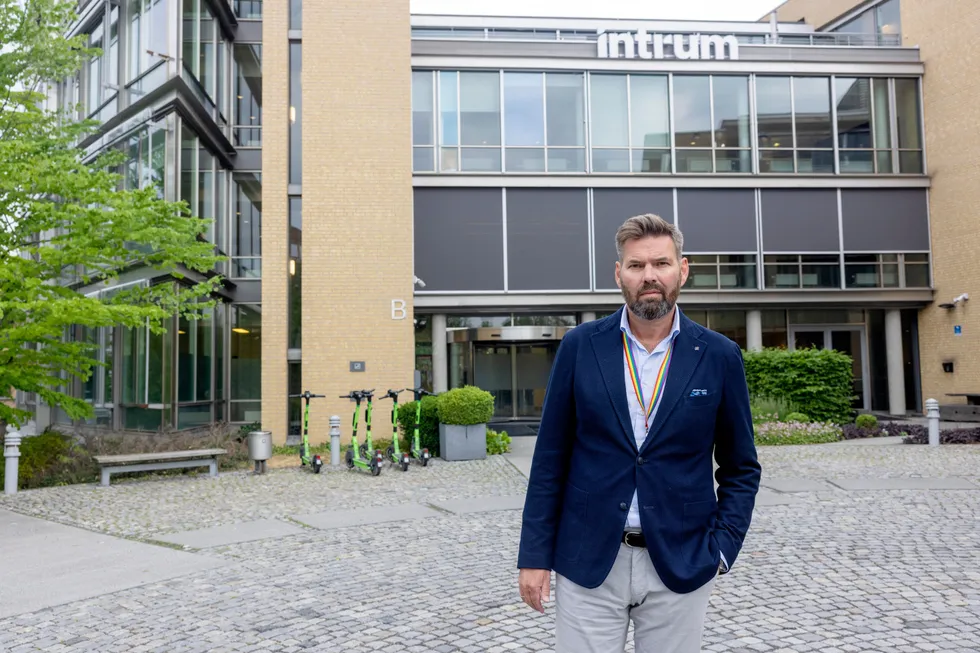 Steinar Nielsen, sjef for Intrum Norge, sier sluttpakkeprosessen har vært krevende.