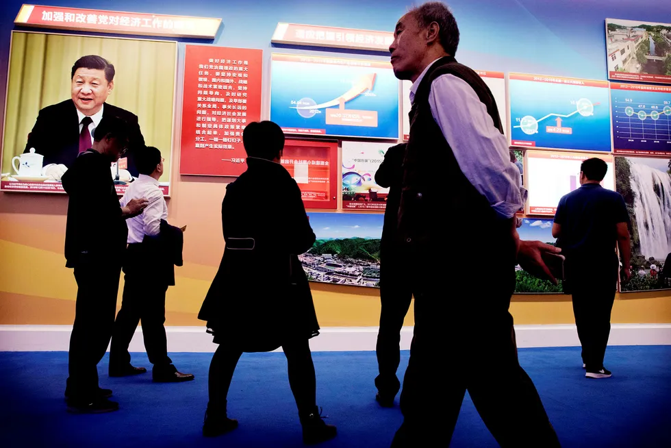 I forbindelse med det kinesiske kommunistpartiets kongress er det egen utstilling som viser president Xi Jinpings meritter – blant annet en fortsatt høy økonomisk vekst. Veksten var stabil på 6,8 prosent i siste kvartal – som ventet, ifølge offisielle statistikker. Foto: Ng Han Guan/AP/NTB Scanpix