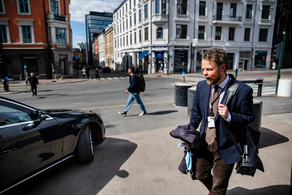 Arbeids- og sosialminister Torbjørn Røe Isaksen på vei til et møte fra sitt kontor i Akersgata. Regjeringen legger nå bort planen om å innføre en ekstra arbeidsgiverperiode.