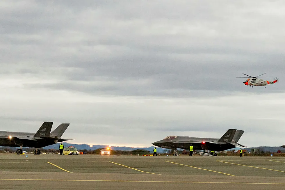 De tre første av i alt 52 norske F-35-flyene har landet på Ørland hovedflystasjon. Flyene henter inn store datamengder som kan være sensitive for forsvaret. Foto: Alley, Ned