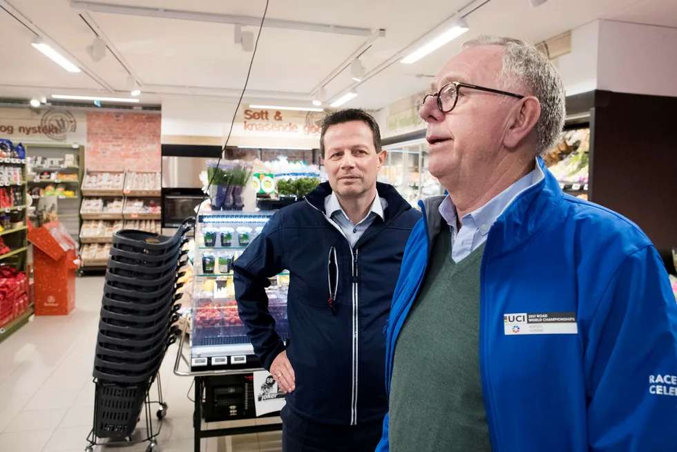 Joker, som er kjent for både distriktsbutikker og småbutikker i byene. Her er Norgesgruppens toppsjef Runar Hollevik og kjededirektør Kjell Arne Bjerkelund på besøk i en Joker-butikk ved svenskegrensen.