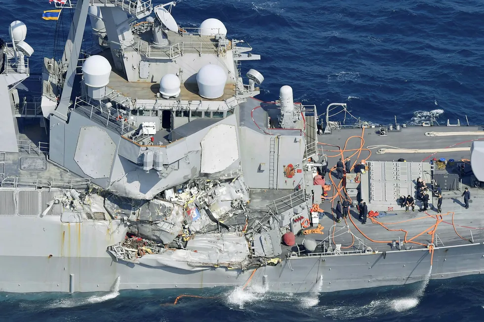 Tydeligere bilde av skadene på USS Fitzgeralds styrbord side. Foto: Iori Sagisawa / Kyodo News via AP / NTB scanpix