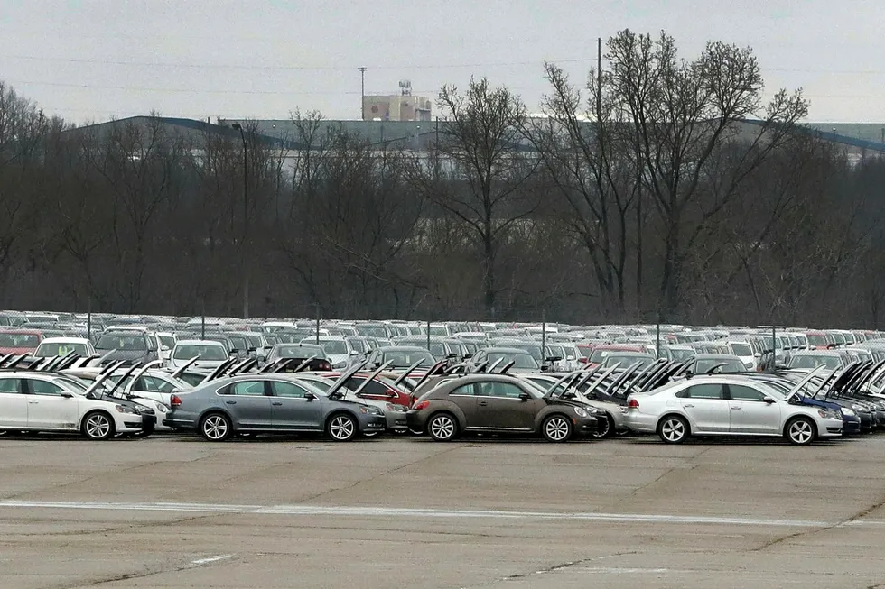 Tusenvis av Volkswagen-biler samles opp på Silverdome stadion i Michigan. Foto: Carlos Osorio, AP