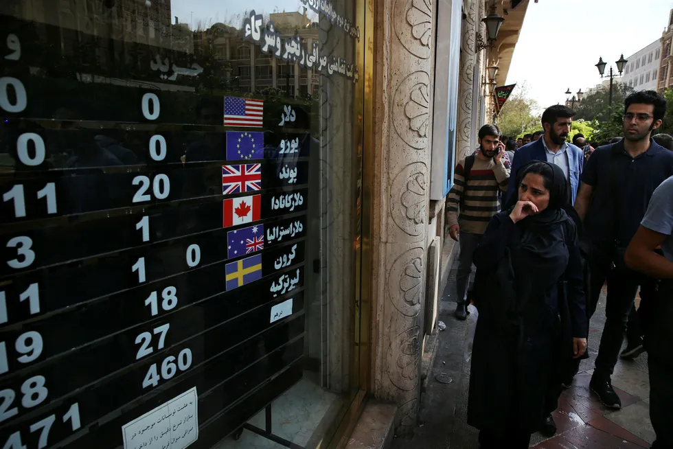 Iranere i hovedstaden Teheran følger med på valutakursene og tøffere tider med mer sanksjoner.