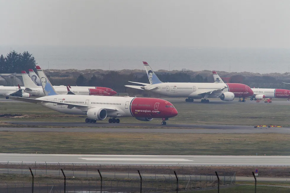 På Stavanger lufthavn Sola står en lang rekke av Norwegians langdistansefly – Boeing 787 Dreamliner – parkert på ubestemt tid grunnet koronakrisen. Eksperter stiller spørsmål ved om satsingen kan fortsette etter koronakrisen.