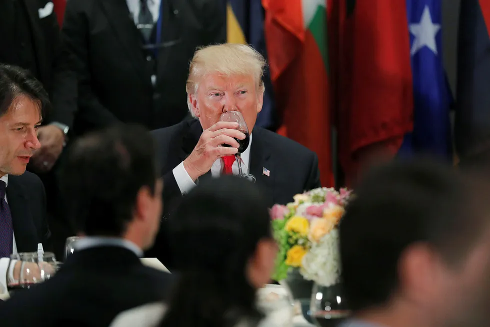 USAs president Donald Trump har truet Frankrike med ytterligere tariffer, blant annet på vin, champagne og ost. Her drikker han Cola Light under en FN-samling i september.
