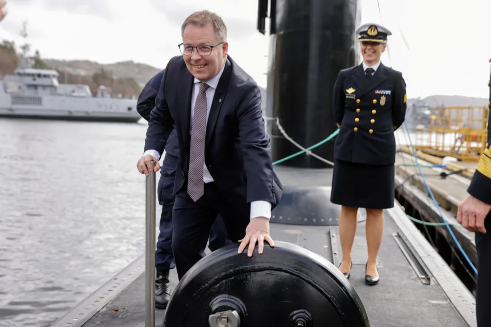 Forsvarsminister Bjørn Arild Gram besøker ubåten KMN Utvær i Bergen. Nå vil Stortinget at det satses stort på nye ubåter.