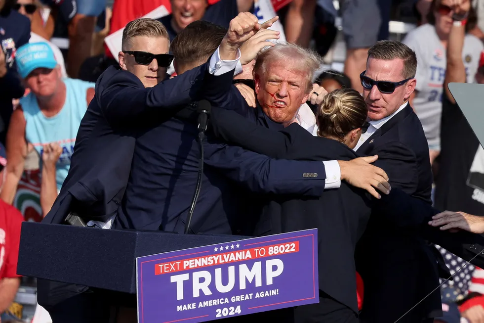 Donald Trump med knyttneven hevet etter drapsforsøket natt til søndag. Han kan styrke sine vinnersjanser i presidentvalget.