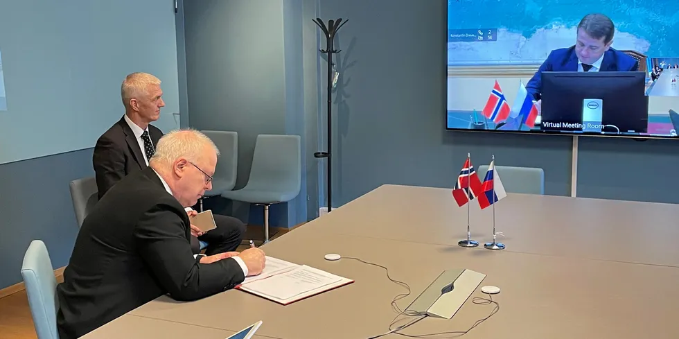 Assisterende departementsråd og delegasjonsleder Morten Berg signerer avtalen for Norge.