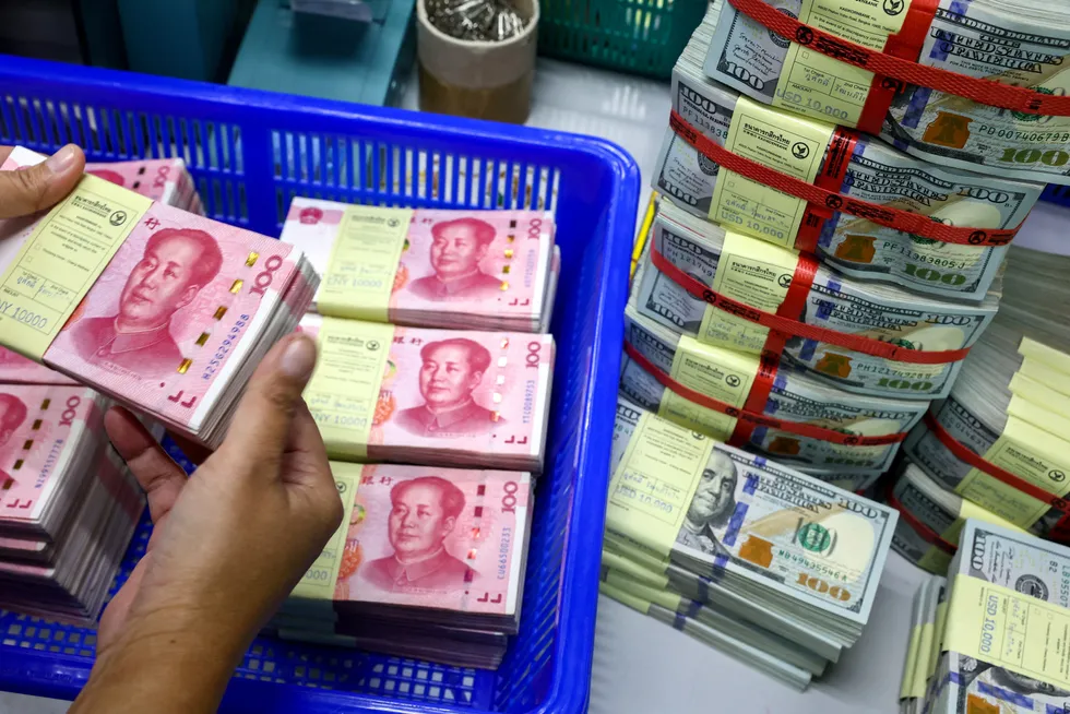Den kinesiske valutaen renminbi (yuan) nærmer seg det laveste nivået mot amerikanske dollar på over 15 år.