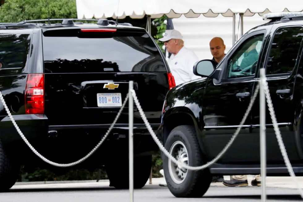President Donald Trump forlater Det hvite hus for å spille golf lørdag, mens de fleste andre i den politiske eliten var opptatt med senator John McCains begravelse.