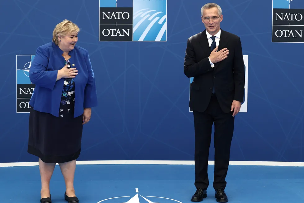 Statsminister Erna Solberg blir tatt imot av generalsekretær Jens Stoltenberg på Natos toppmøte 14. juni.