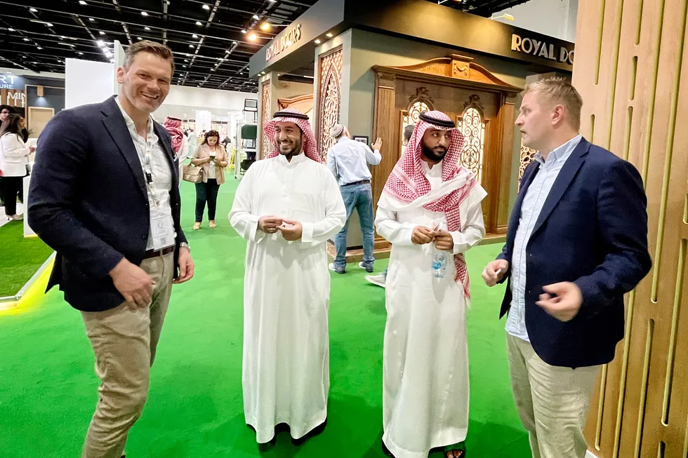 Salgs- og markedsdirektør Marius Withbro-Svendsen (til venstre) og eksportsjef Stein Wasa (til høyre) i Bergene Holm-konsernet i samtale med potensielle kunder på messen Dubai Woodshow denne uken.