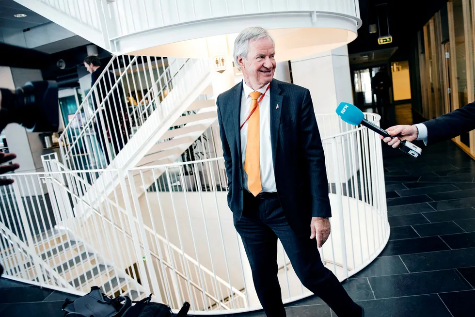 Bjørn Kjos forlater generalforsamlingen i Norwegian i forrige uke. Foto: Fartein Rudjord