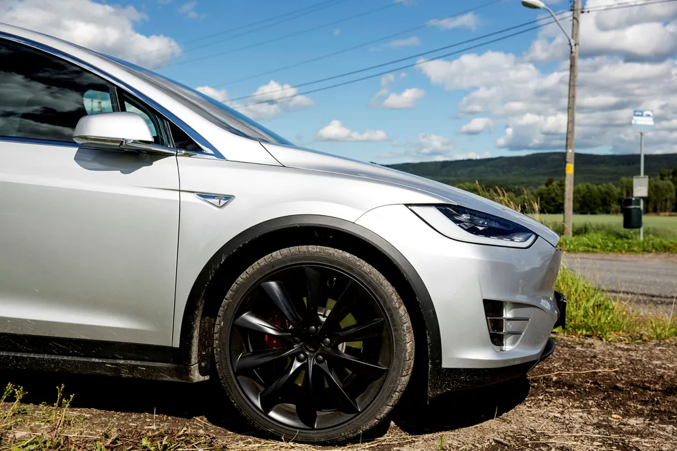 Tesla kaller inn biler produsert mellom februar og oktober 2016 for å skifte en del. Parkeringsbremsen kan henge seg opp. Foto: Fredrik Bjerknes