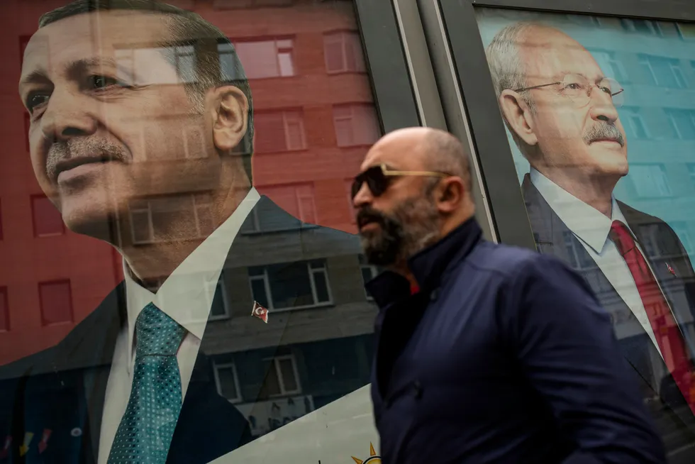 Meningsmålingene viser jevnt løp mellom Tyrkias sittende president Recep Tayyip Erdogan, (t.v.) og opposisjonsleder og utfordrer til presidentvervet, Kemal Kilicdaroglu. Søndag gir velgerne sin dom. Får ingen av kandidatene flertall, blir det ny valgrunde 28. mai.