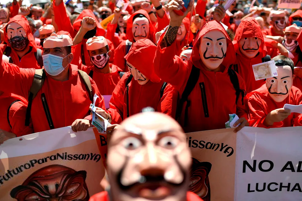 Nissan-ansatte i Spania har demonstrert mot den planlagte stengningen av en over 40 år gammel Nissan-fabrikk i Barcelona med 3000 ansatte. Ansatte ikledde seg antrekk og masker fra den spanske Netflix-serien «La Casa de Papel» («Money Heist») da de demonstrerte i midten av juli.