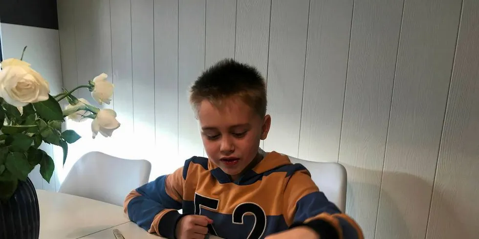 NEDTUR: Fiskeforbruket blant unge i Norge stuper, og spesielt barnefamilier velger bort sjømaten. Elias Pedersen Elvan (6) spiser imidlertid fisk to til tre ganger i uken, takket være mamma Merete og pappa Eriks ønske om å spise fisk regelmessig.Foto: Privat