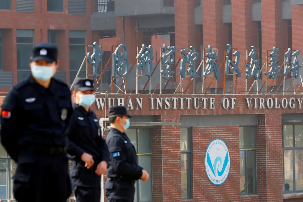 Vakter var på plass da et etterforskningsteam fra Verdens helseorganisasjon (WHO) besøkte Wuhan institutt for virologi i februar.