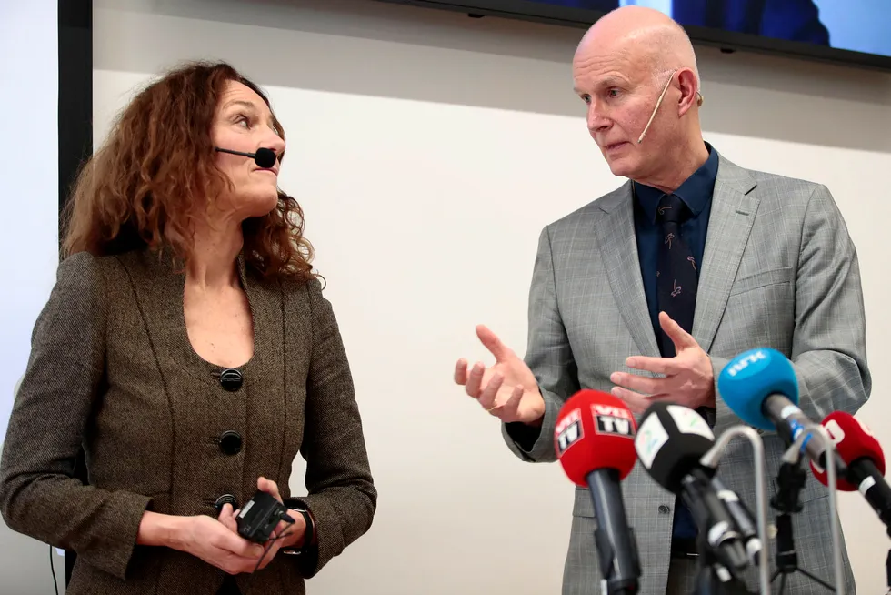 Camilla Stoltenberg og Bjørn Guldvog har vært sentrale i håndteringen av koronaviruset. 5. april ga Folkehelseinstituttet-direktøren klar beskjed til motparten i Helsedirektoratet.