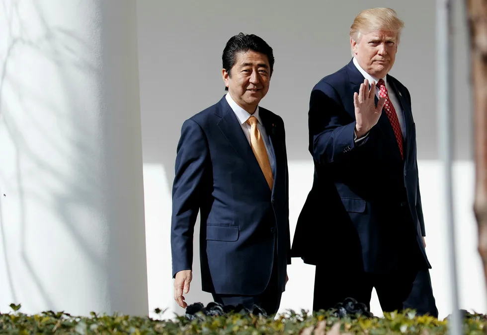 Japans statsminister Shinzo Abe har vært en hyppig gjest hos USAs president Donald Trump. Her i Det hvite hus i Washington tidligere denne måneden. Foto: Evan Vucci/AP Photo/NTB Scanpix