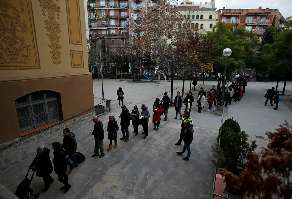 Det var lange køer utenfor flere valglokaler i Barcelona torsdag. Foto: Emilio Morenatti / AP / NTB scanpix