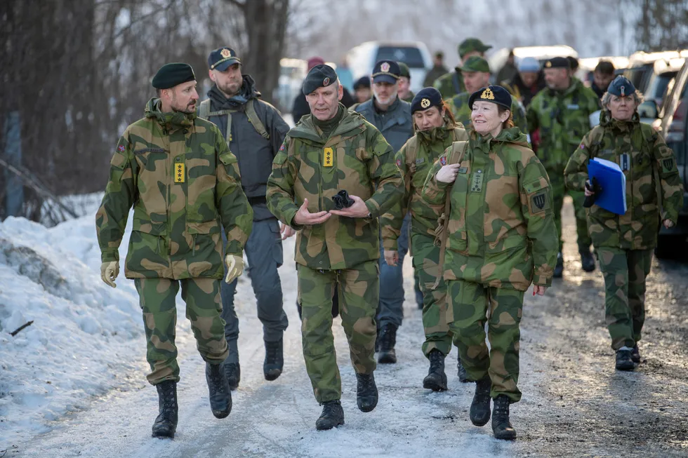 Kronprins Haakon (til venstre), generalløytnant Yngve Odlo og viseadmiral og sjef for forsvarsstaben Elisabeth Natvig besøkte den finske brigaden under Nato-øvelsen Cold Response i mars.
