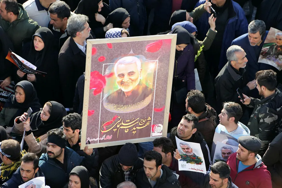 I Teheran mandag sørget titusener over den drepte iranske generalen Qasem Soleimani. Det iranske regimet kan nå få økt oppslutning.