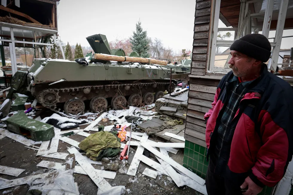 En mann ser på en skadet russisk panservogn i byen Bucha, nær hovedstaden Kyiv tirsdag 1. mars. Et vellykket narrativ er krigens hærfører, skriver artikkelforfatteren.