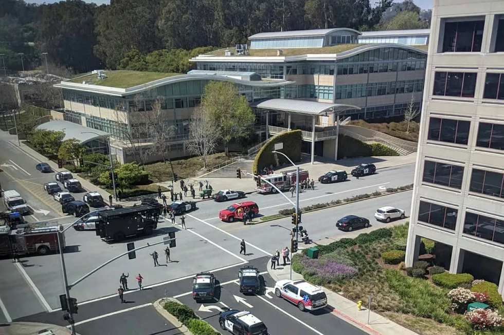 Politibiler utenfor hovedkontoret til Youtube i San Bruno i California, i forbindelse med en skyteepisode. Foto: SOCIAL MEDIA